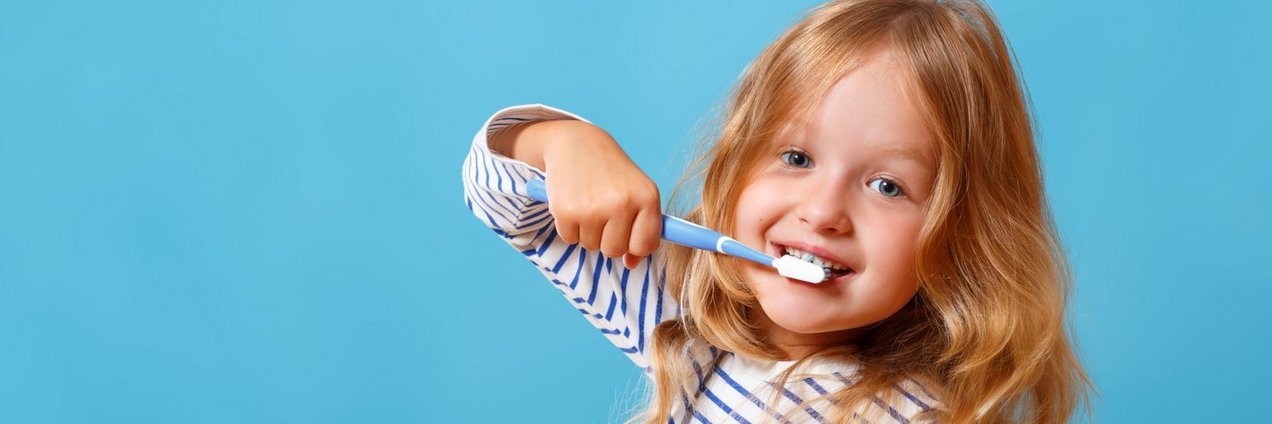 Ein junges Mädchen putzt sich die Zähne 