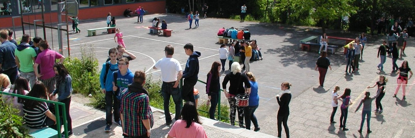Schulhof der Gemeinschaftsschule Vopeliuspark Sulzbach