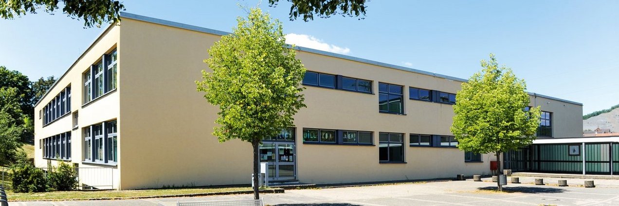 Schulhof und Schulgebäude der Gemeinschaftsschule Quierschied